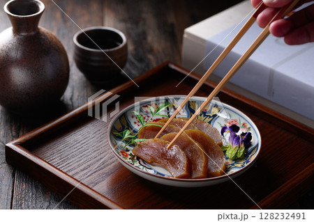 伝統の味 奈良漬けと高級桐箱の和風ギフトセット 128232491