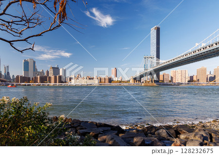 Iconic view of Manhattan Bridge with Manhattan skyscrapers 128232675