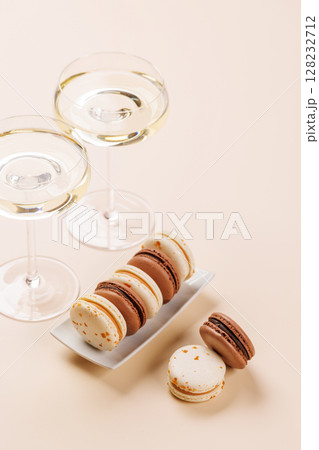 Pairing of champagne and delicate macaroons 128232712