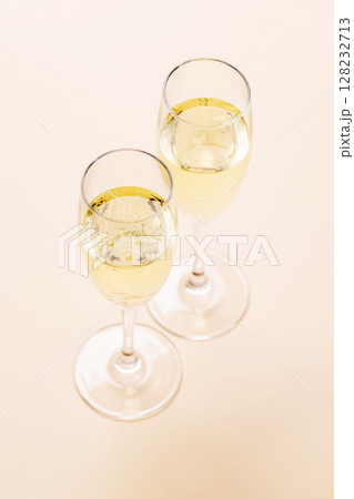 A sparkling glass of champagne 128232713