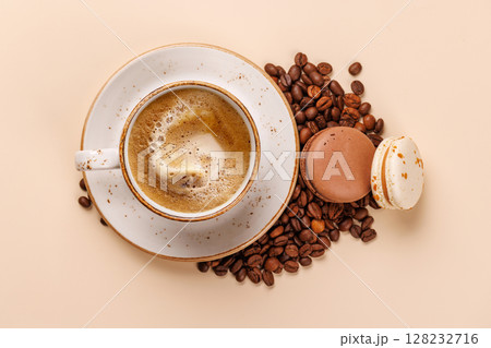 A delightful combination of freshly brewed coffee and delicate macaroons 128232716