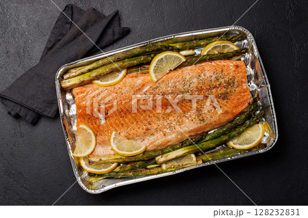 Grilled salmon fillets and asparagus 128232831