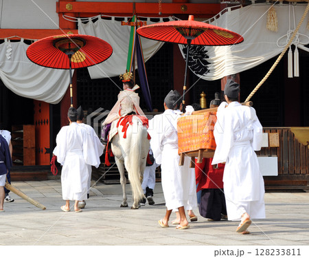 祇園祭の神幸祭　駒形稚児　八阪神社に社参 128233811