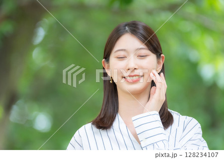 女性　新緑　緑　スキンケア	 128234107