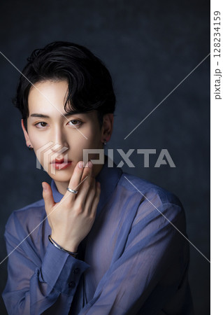 若い男性のポートレート　　 128234159