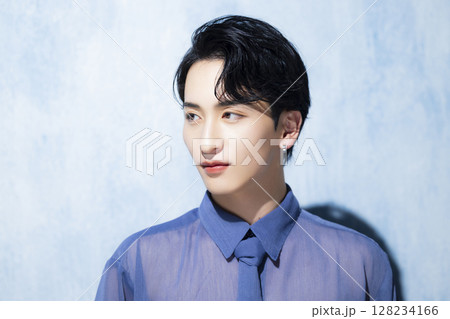 若い男性のポートレート　 128234166