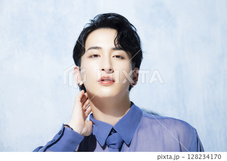 若い男性のポートレート　 128234170