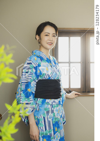 窓辺の浴衣の女性 窓辺の浴衣の女性 128234179