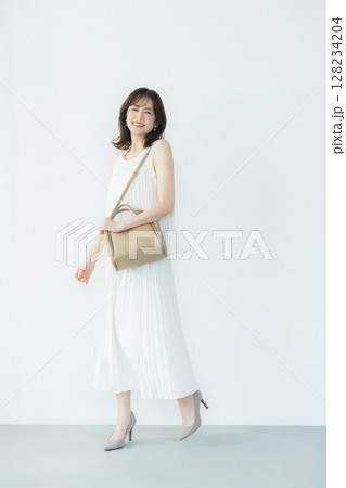 ミドル女性のポートレイト ミドル女性のポートレイト 128234204