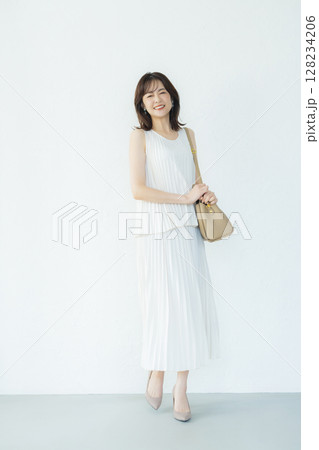 ミドル女性のポートレイト  128234206