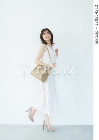 ミドル女性のポートレイト  128234212