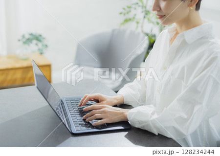パソコンで作業をするミドル女性 128234244