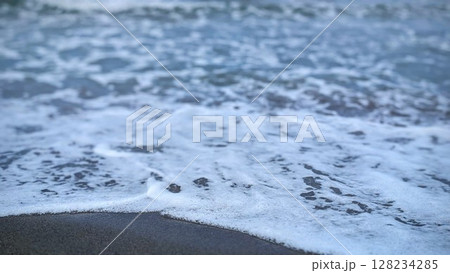 波打ち際の泡、海のささやき 波打ち際の泡、海のささやき 128234285
