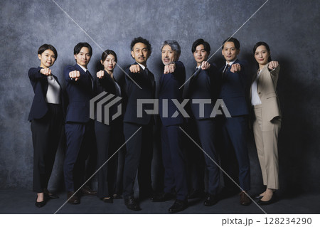 ガッツポーズをするビジネスマン 128234290