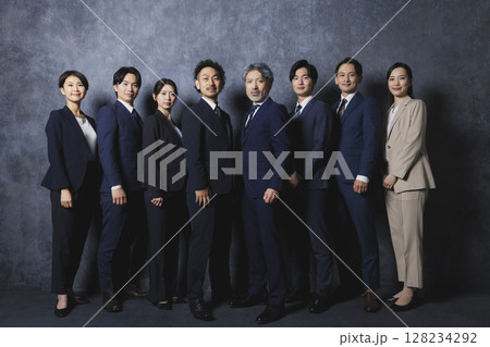 ガッツポーズをするビジネスマン 128234292