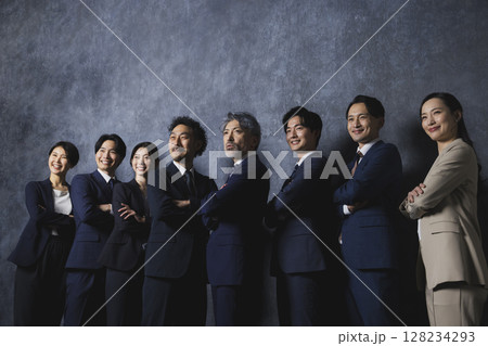 ガッツポーズをするビジネスマン 128234293