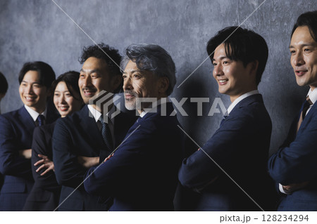 ガッツポーズをするビジネスマン 128234294