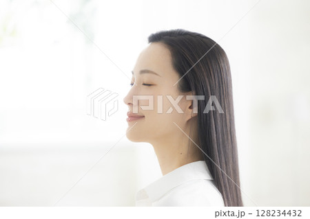 ヘアケアをする女性 ヘアケアをする女性 128234432