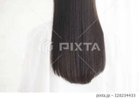 ヘアケアをする女性　　　 128234433