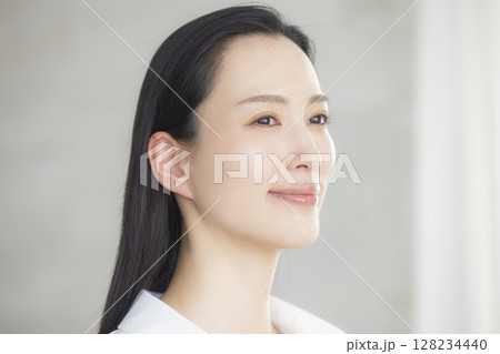 ヘアケアをする女性　　　 128234440