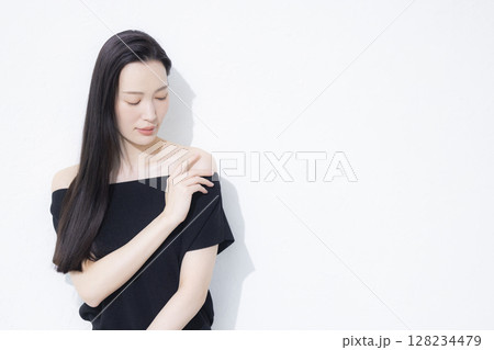 黒いオフショルを着た女性 128234479