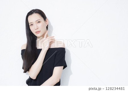 黒いオフショルを着た女性 128234481