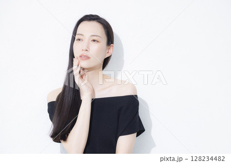 黒いオフショルを着た女性 128234482