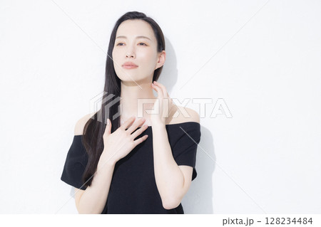 黒いオフショルを着た女性 黒いオフショルを着た女性 128234484