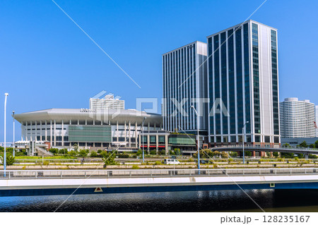 日本の横浜都市景観 7月。みなとみらいのKアリーナなどを望む＝令和7年7月9日 128235167