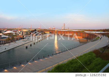 西日さす大阪関西万博のウォータープラザと大屋根リング 西日さす大阪関西万博のウォータープラザと大屋根リング 128235192