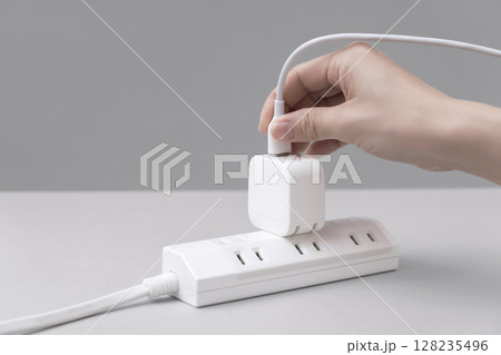 タイプA-USB. USBコンセント、USB充電器、USBチャージャー、USBプラグ。 128235496