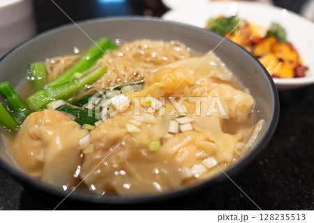 美味しいワンタン麺 128235513