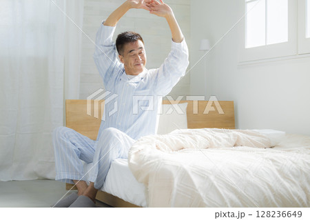 寝室で元気に目覚めるシニア男性　　   128236649