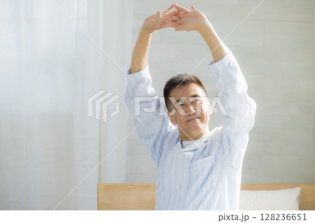 寝室で元気に目覚めるシニア男性 寝室で元気に目覚めるシニア男性 128236651