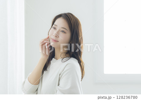 伸びをする女性 128236780
