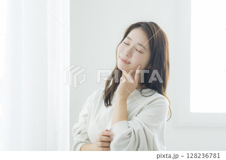 伸びをする女性 伸びをする女性 128236781