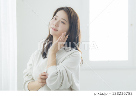 伸びをする女性 伸びをする女性 128236782