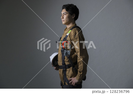フルハーネスを装着した作業員の男性 フルハーネスを装着した作業員の男性 128236796