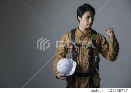 フルハーネスを創薬した作業員の男性 128236797