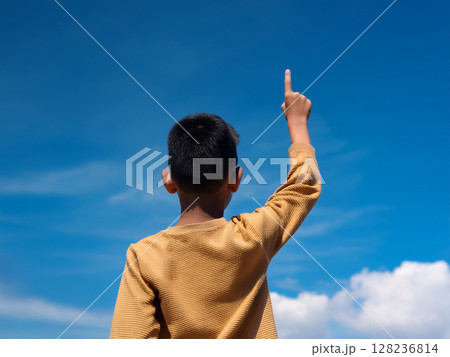 青空にむかって手を高く上げる子供 青空にむかって手を高く上げる子供 128236814