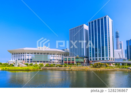 日本の横浜都市景観 7月。みなとみらいのKアリーナなどを望む=令和7年7月9日 日本の横浜都市景観 7月。みなとみらいのKアリーナなどを望む=令和7年7月9日 128236867