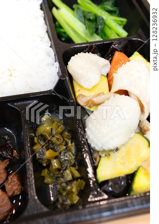 イカと野菜の塩炒めの美味しい中華弁当 イカと野菜の塩炒めの美味しい中華弁当 128236932