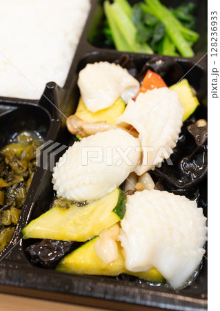 イカと野菜の塩炒めの美味しい中華弁当 128236933