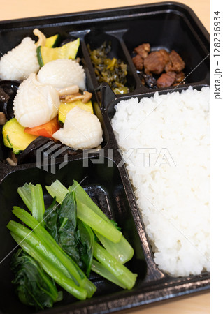 イカと野菜の塩炒めの美味しい中華弁当 128236934