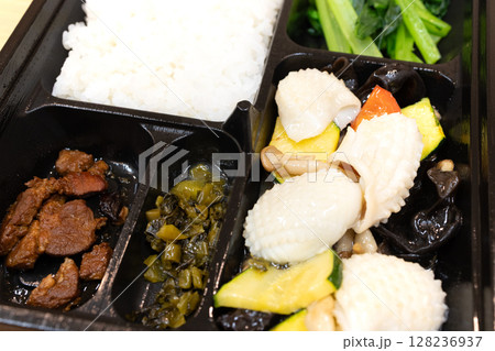 イカと野菜の塩炒めの美味しい中華弁当 イカと野菜の塩炒めの美味しい中華弁当 128236937