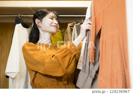 服を選ぶ女性 128236967