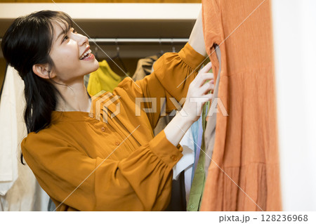 服を選ぶ女性 128236968