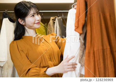 服を選ぶ女性 服を選ぶ女性 128236969