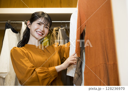 服を選ぶ女性 服を選ぶ女性 128236970