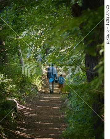 登山道を歩く 128237025
